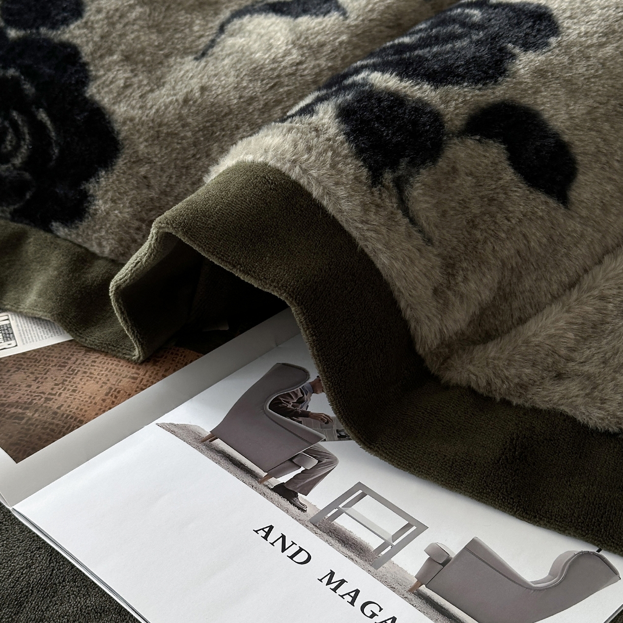 91家纺网 家纺一手货源 找家纺 金艾草 2025新款轻奢獭兔毛美拉德风印花拼角床单款四件套 盛放灰