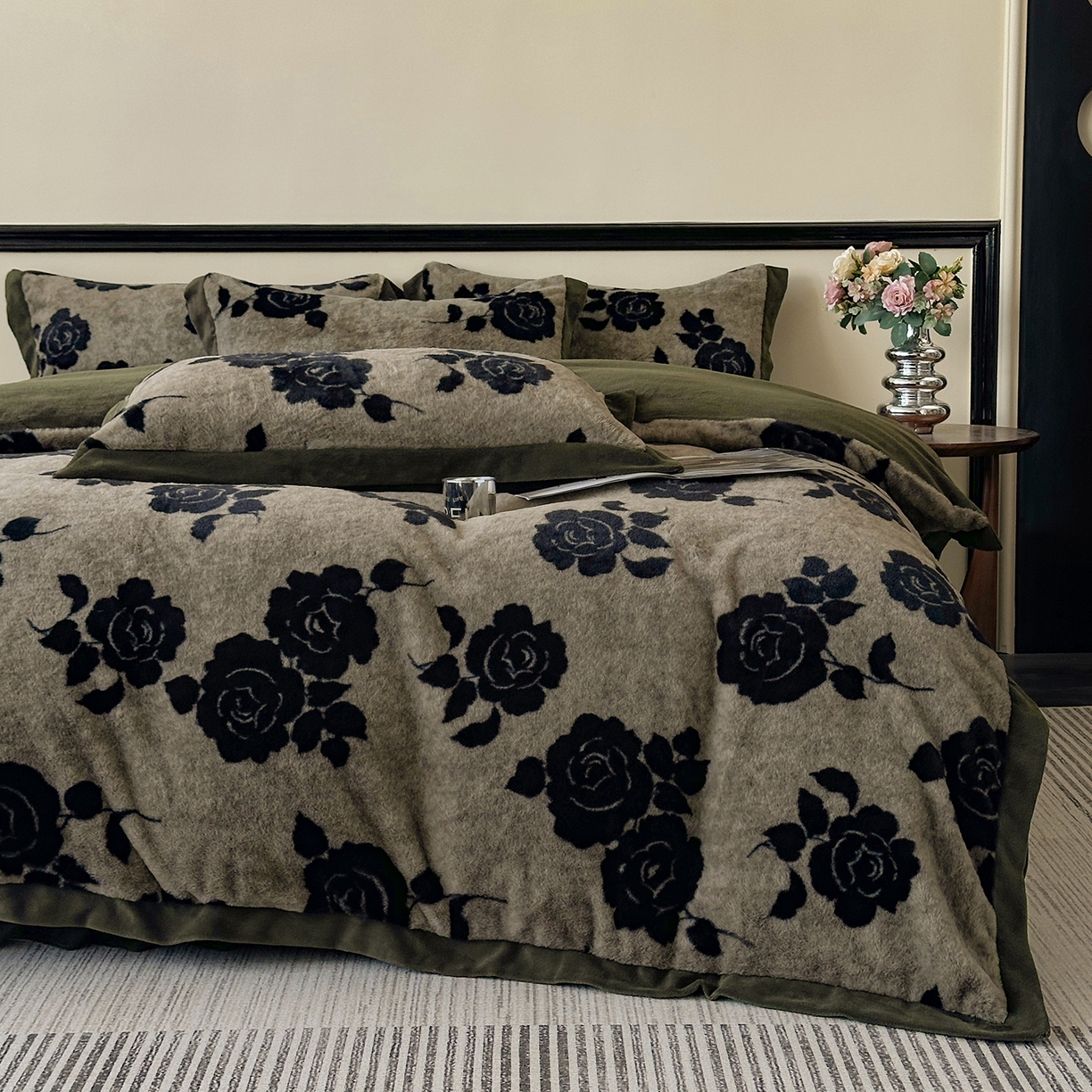 91家纺网 家纺一手货源 找家纺 金艾草 2025新款轻奢獭兔毛美拉德风印花拼角床单款四件套 盛放灰