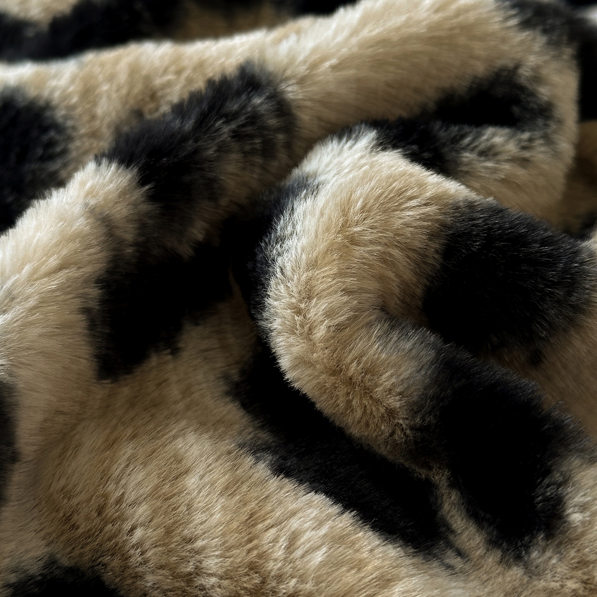 91家纺网 家纺一手货源 找家纺 金艾草 2025新款轻奢獭兔毛美拉德风印花拼角床单款四件套 豹纹