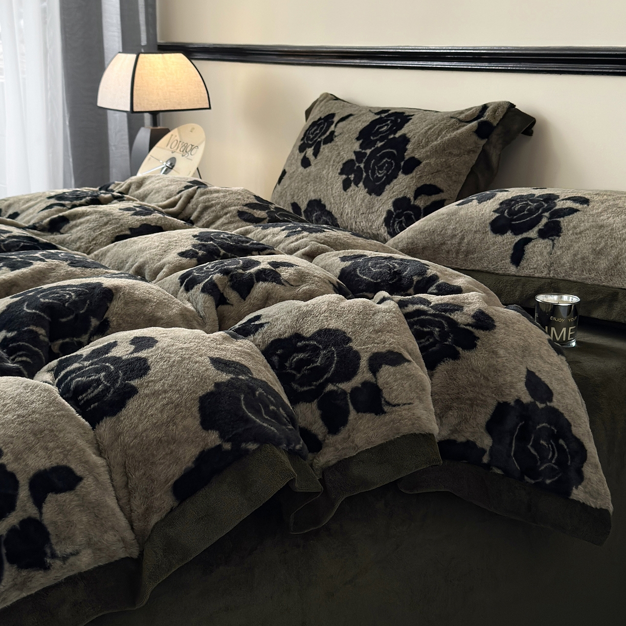 91家纺网 家纺一手货源 找家纺 金艾草 2025新款轻奢獭兔毛美拉德风印花拼角床单款四件套 盛放灰