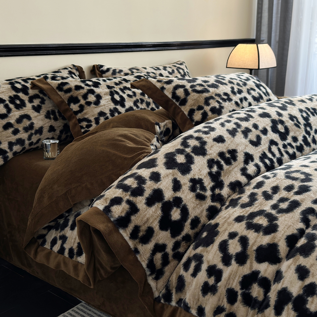 91家纺网 家纺一手货源 找家纺 金艾草 2025新款轻奢獭兔毛美拉德风印花拼角床单款四件套 豹纹