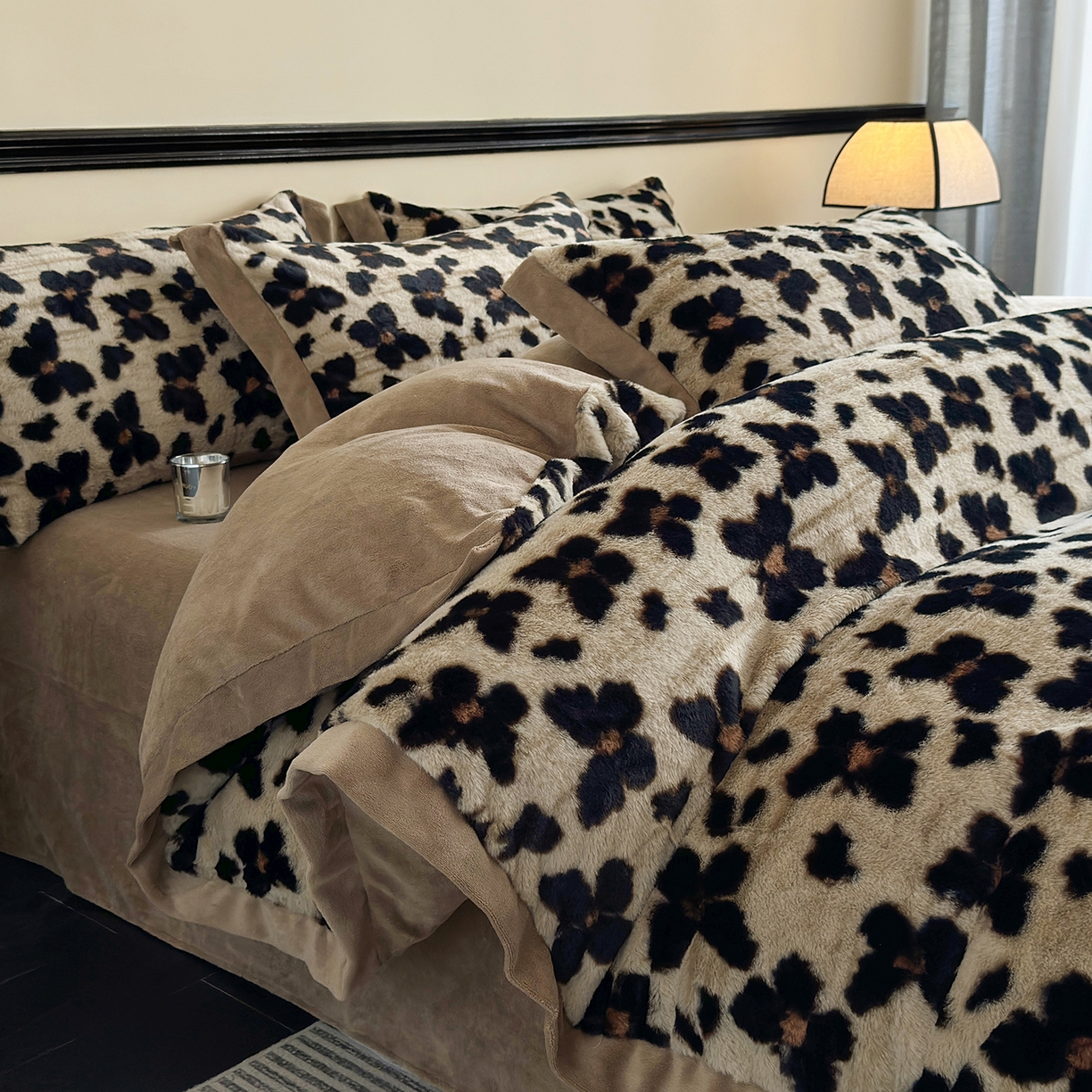 91家纺网 家纺一手货源 找家纺 （总）金艾草 2025新款轻奢獭兔毛美拉德风印花拼角床单款四件套