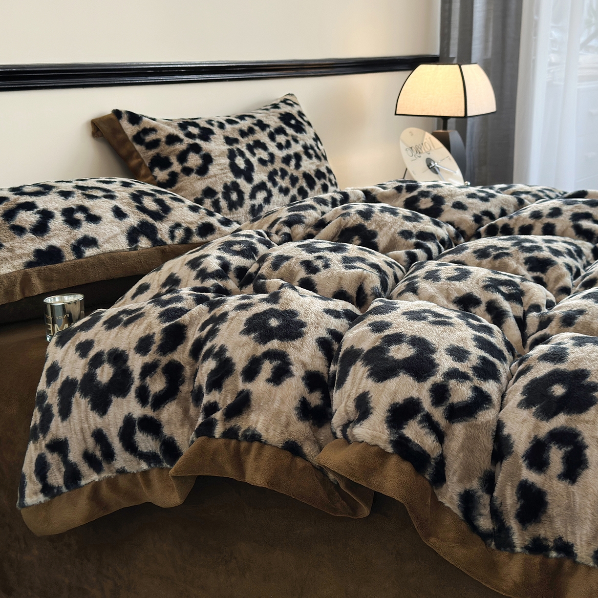 91家纺网 家纺一手货源 找家纺 （总）金艾草 2025新款轻奢獭兔毛美拉德风印花拼角床单款四件套