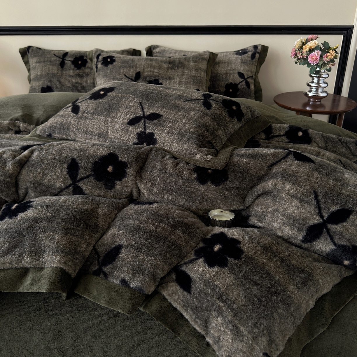 91家纺网 家纺一手货源 找家纺 金艾草 2025新款轻奢獭兔毛美拉德风印花拼角床单款四件套 繁花灰