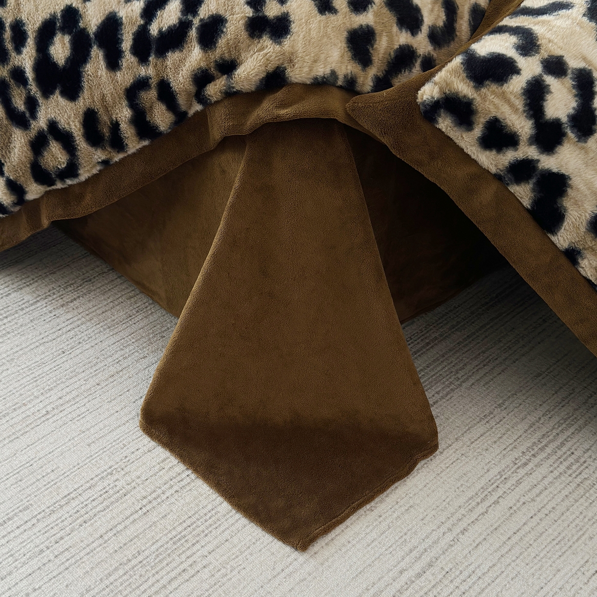 91家纺网 家纺一手货源 找家纺 金艾草 2025新款轻奢獭兔毛美拉德风印花拼角床单款四件套 豹纹