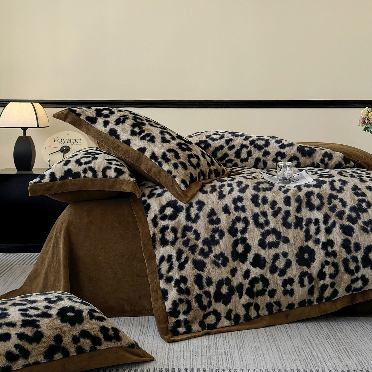 91家纺网 家纺一手货源 找家纺 金艾草 2025新款轻奢獭兔毛美拉德风印花拼角床单款四件套 豹纹