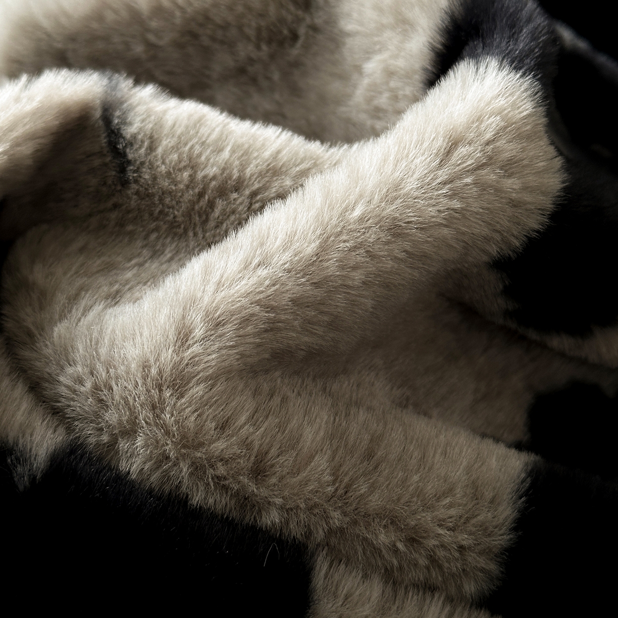 91家纺网 家纺一手货源 找家纺 金艾草 2025新款轻奢獭兔毛美拉德风印花拼角床单款四件套 盛放灰