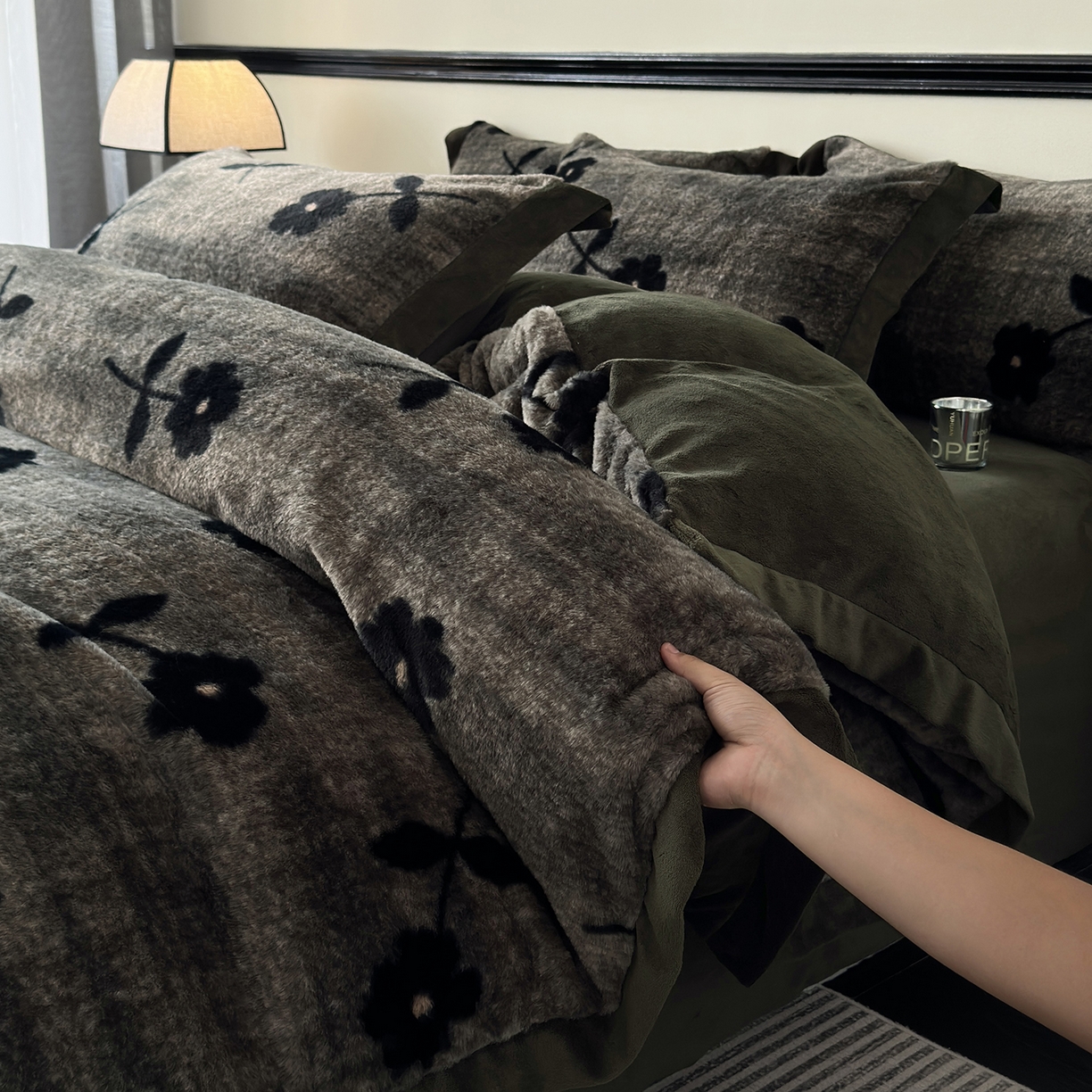 91家纺网 家纺一手货源 找家纺 金艾草 2025新款轻奢獭兔毛美拉德风印花拼角床单款四件套 繁花灰