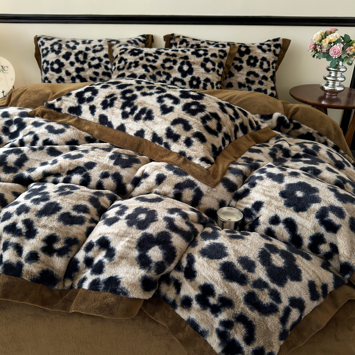 91家纺网 家纺一手货源 找家纺 （总）金艾草 2025新款轻奢獭兔毛美拉德风印花拼角床单款四件套