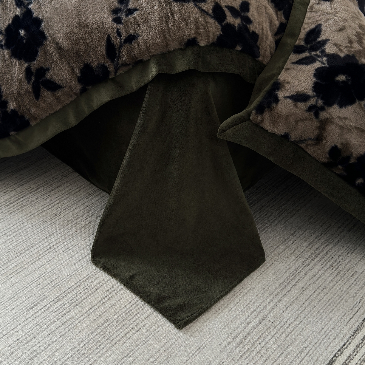 91家纺网 家纺一手货源 找家纺 金艾草 2025新款轻奢獭兔毛美拉德风印花拼角床单款四件套 简爱