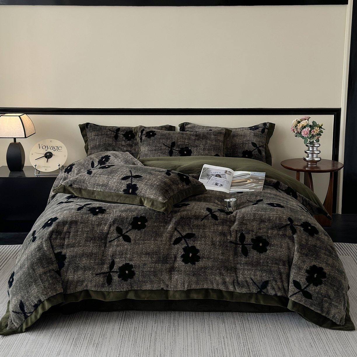 91家纺网 家纺一手货源 找家纺 金艾草 2025新款轻奢獭兔毛美拉德风印花拼角床单款四件套 繁花灰