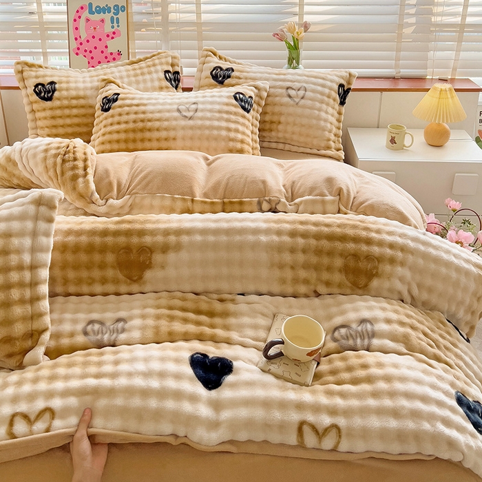 91家纺网 家纺一手货源 找家纺 鸿羽樱家纺《原伊菲晓》 2025新款牛奶绒泡泡绒印花卡通花卉兔毛单被套三件套四件套 爱心泡泡-咖