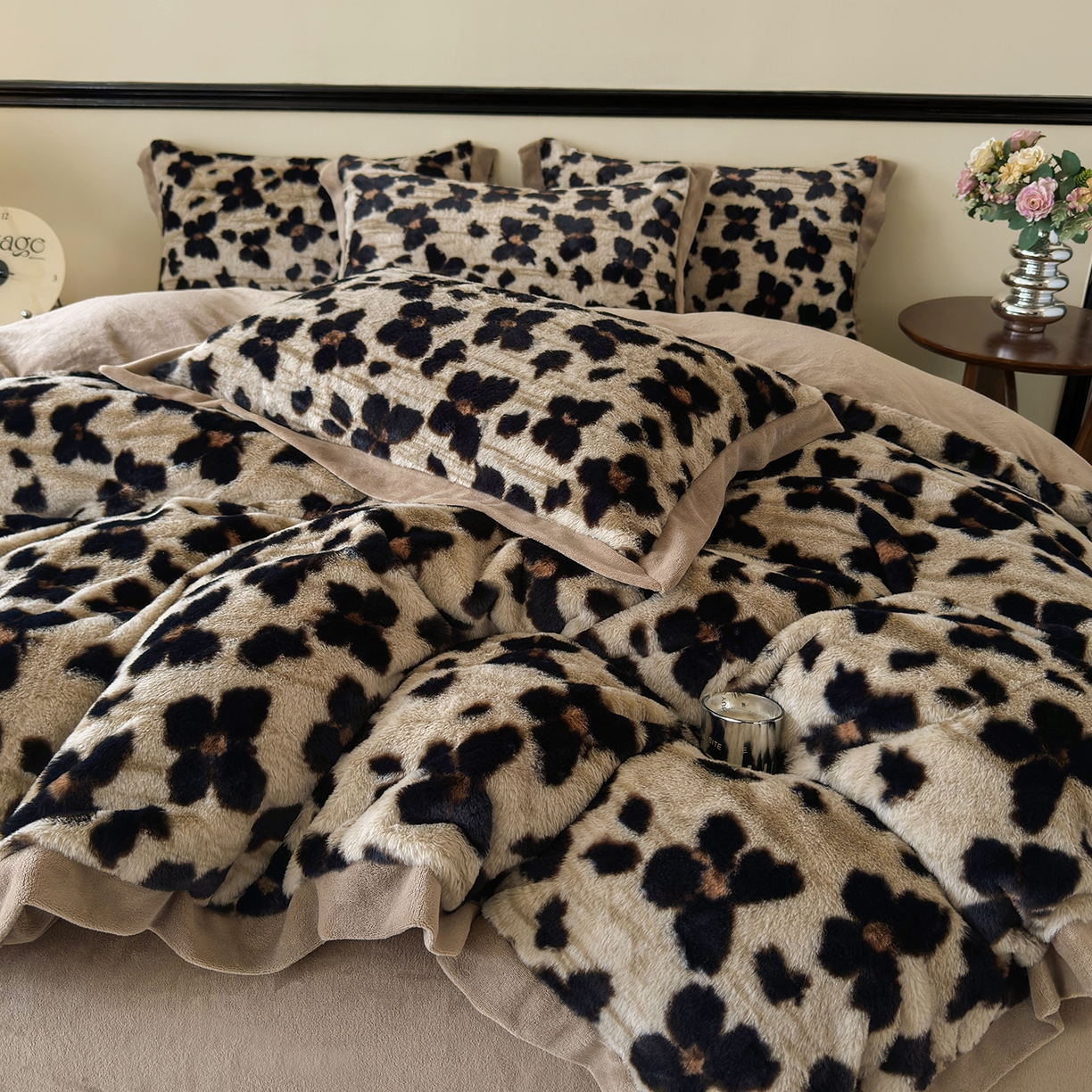 91家纺网 家纺一手货源 找家纺 金艾草 2025新款轻奢獭兔毛美拉德风印花拼角床单款四件套 蝴蝶