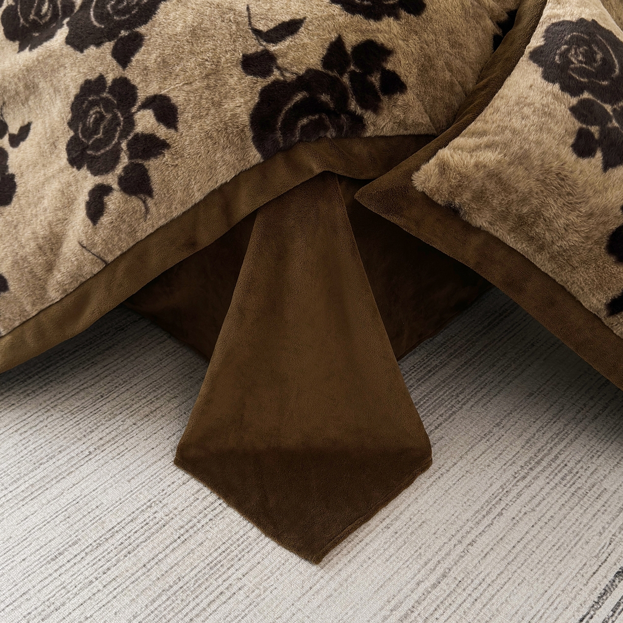 91家纺网 家纺一手货源 找家纺 金艾草 2025新款轻奢獭兔毛美拉德风印花拼角床单款四件套 盛放咖