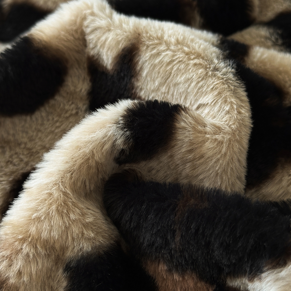 91家纺网 家纺一手货源 找家纺 金艾草 2025新款轻奢獭兔毛美拉德风印花拼角床单款四件套 蝴蝶