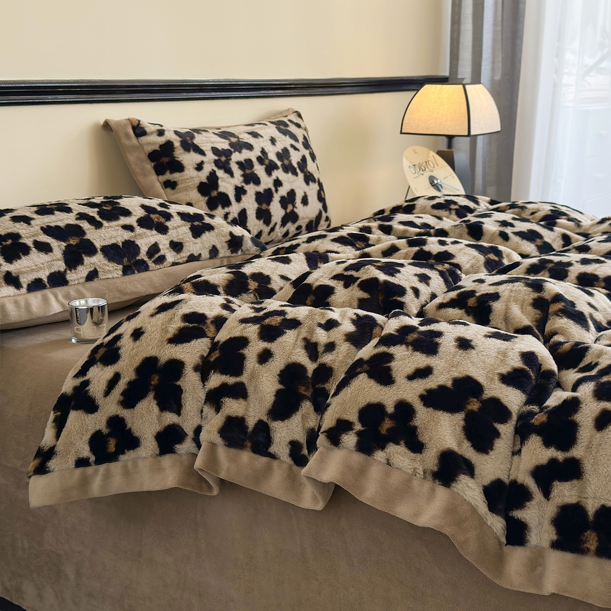 91家纺网 家纺一手货源 找家纺 金艾草 2025新款轻奢獭兔毛美拉德风印花拼角床单款四件套 蝴蝶