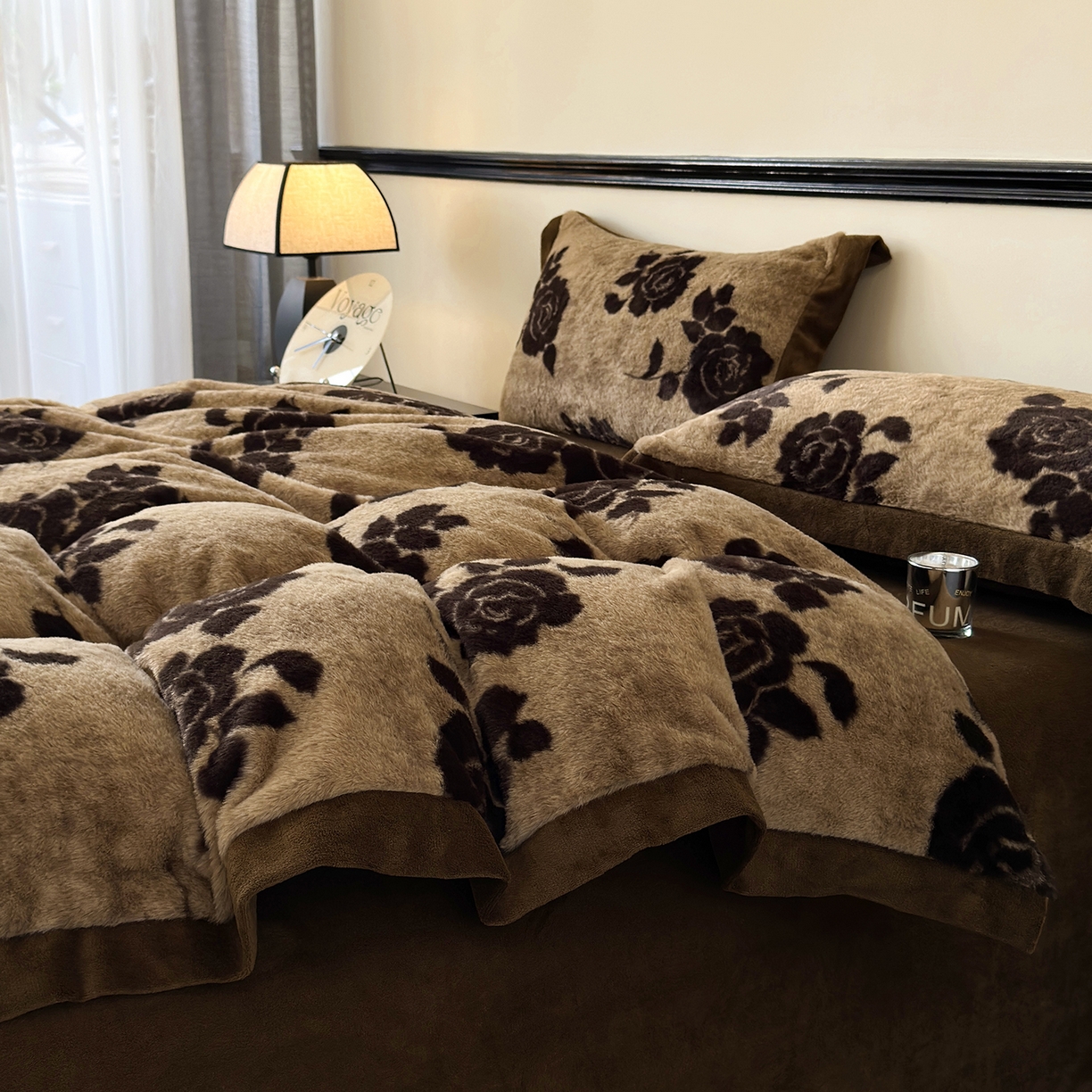 91家纺网 家纺一手货源 找家纺 金艾草 2025新款轻奢獭兔毛美拉德风印花拼角床单款四件套 盛放咖