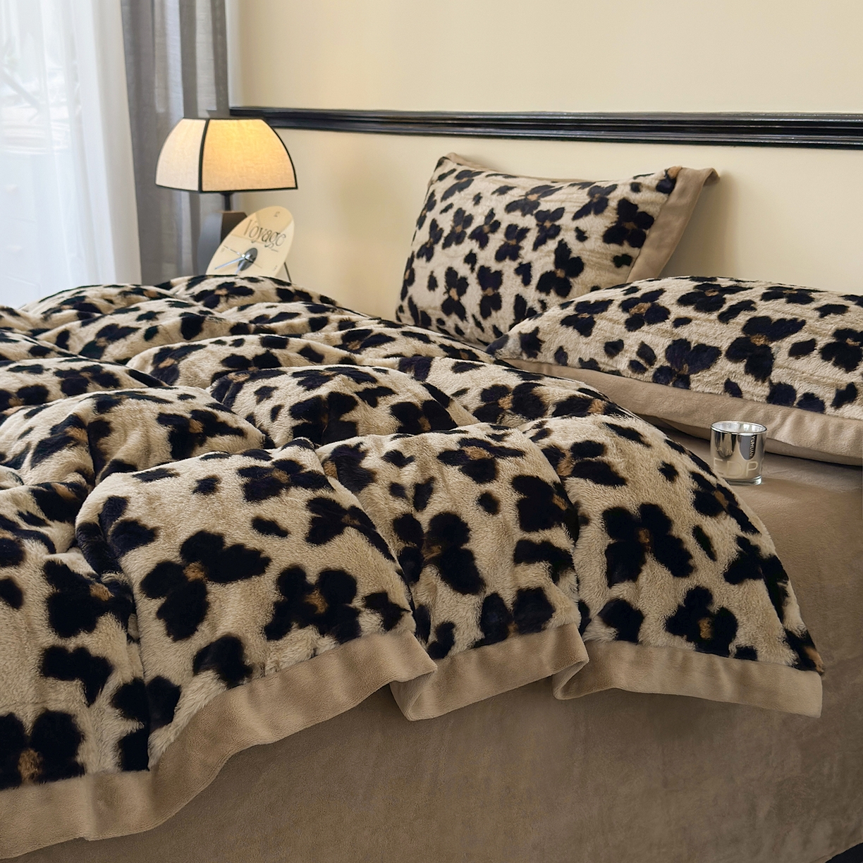 91家纺网 家纺一手货源 找家纺 金艾草 2025新款轻奢獭兔毛美拉德风印花拼角床单款四件套 蝴蝶