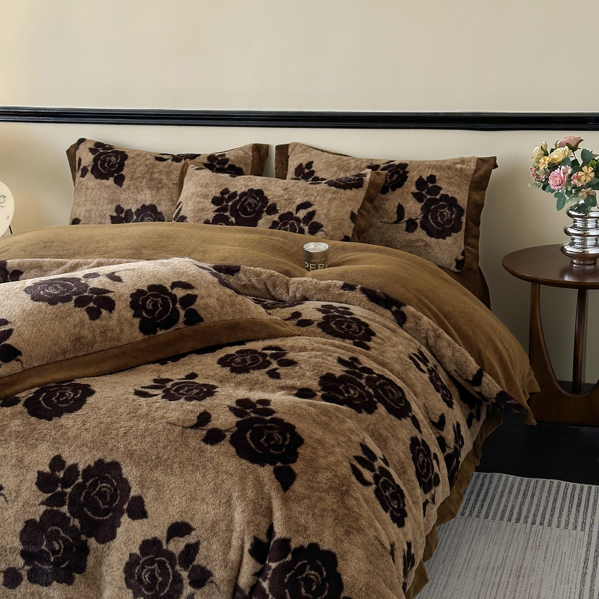 91家纺网 家纺一手货源 找家纺 金艾草 2025新款轻奢獭兔毛美拉德风印花拼角床单款四件套 盛放咖