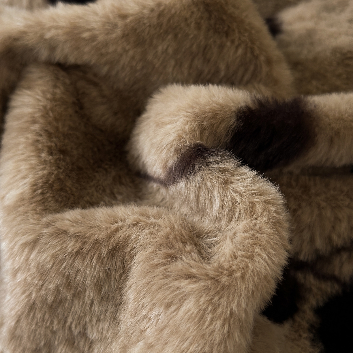 91家纺网 家纺一手货源 找家纺 金艾草 2025新款轻奢獭兔毛美拉德风印花拼角床单款四件套 盛放咖