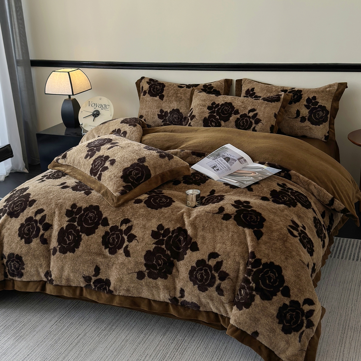 91家纺网 家纺一手货源 找家纺 金艾草 2025新款轻奢獭兔毛美拉德风印花拼角床单款四件套 盛放咖