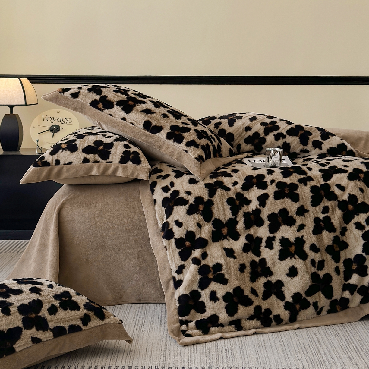 91家纺网 家纺一手货源 找家纺 金艾草 2025新款轻奢獭兔毛美拉德风印花拼角床单款四件套 蝴蝶