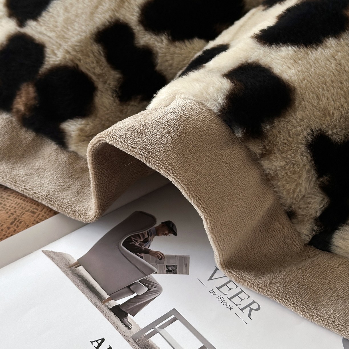 91家纺网 家纺一手货源 找家纺 金艾草 2025新款轻奢獭兔毛美拉德风印花拼角床单款四件套 蝴蝶