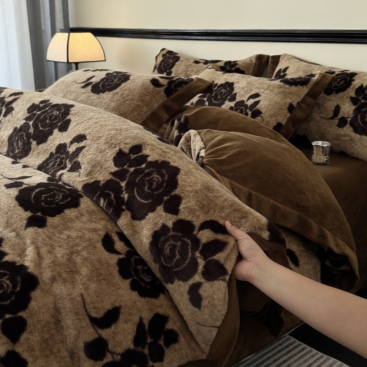 91家纺网 家纺一手货源 找家纺 金艾草 2025新款轻奢獭兔毛美拉德风印花拼角床单款四件套 盛放咖