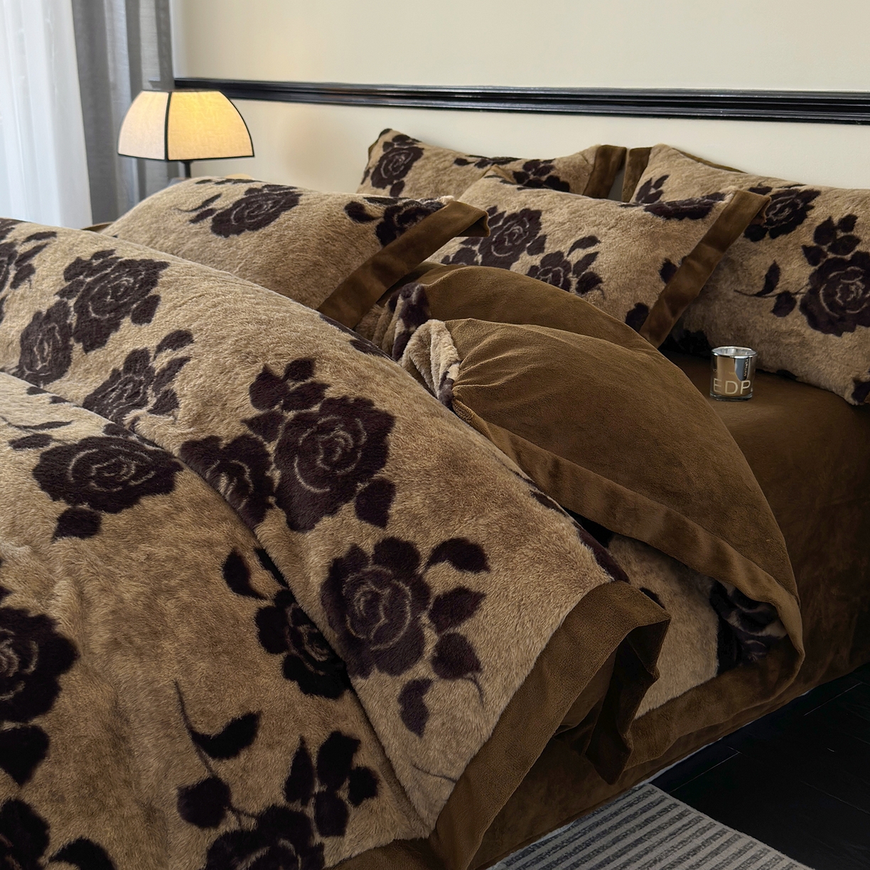 91家纺网 家纺一手货源 找家纺 金艾草 2025新款轻奢獭兔毛美拉德风印花拼角床单款四件套 盛放咖