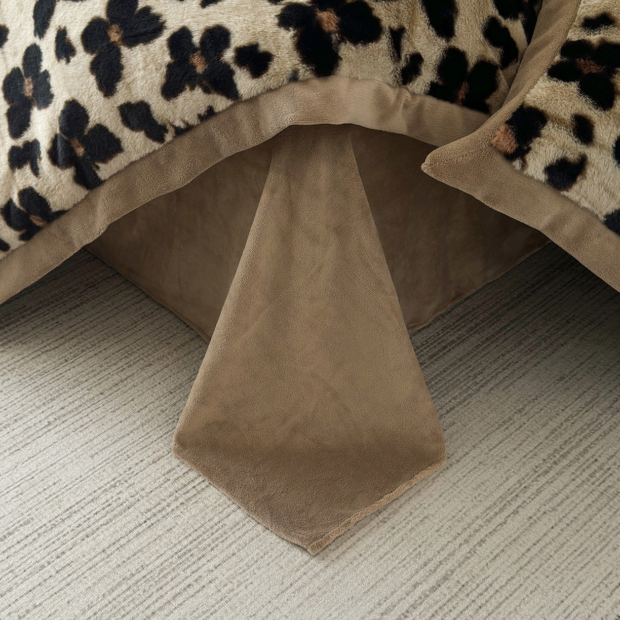 91家纺网 家纺一手货源 找家纺 金艾草 2025新款轻奢獭兔毛美拉德风印花拼角床单款四件套 蝴蝶