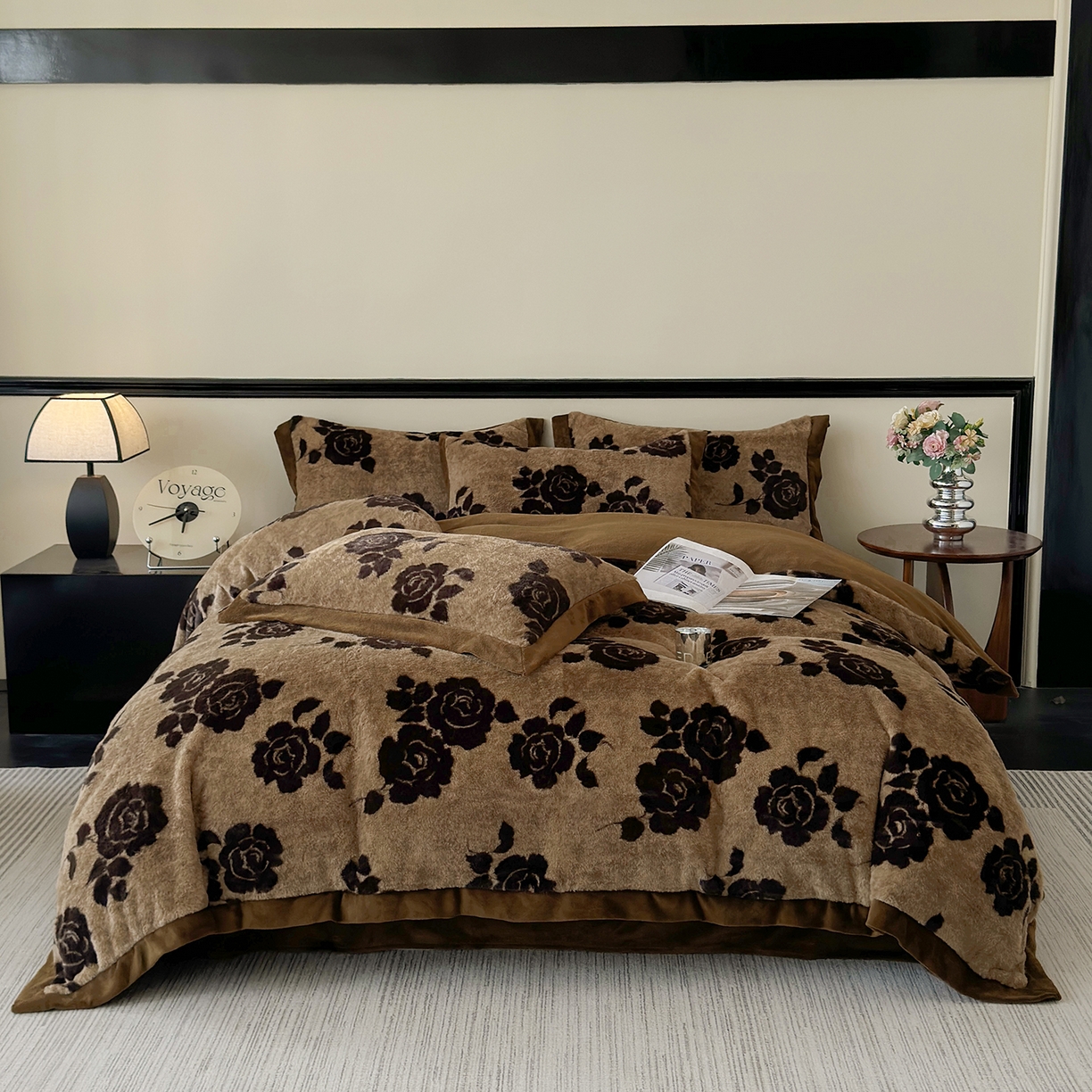 91家纺网 家纺一手货源 找家纺 金艾草 2025新款轻奢獭兔毛美拉德风印花拼角床单款四件套 盛放咖