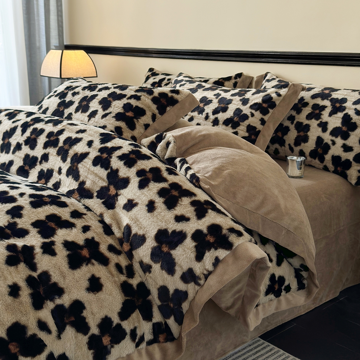 91家纺网 家纺一手货源 找家纺 金艾草 2025新款轻奢獭兔毛美拉德风印花拼角床单款四件套 蝴蝶