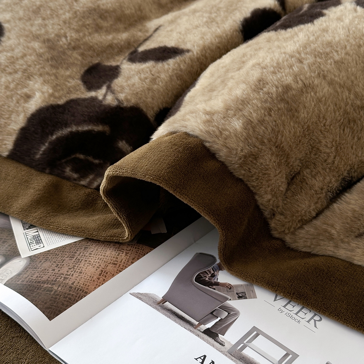 91家纺网 家纺一手货源 找家纺 金艾草 2025新款轻奢獭兔毛美拉德风印花拼角床单款四件套 盛放咖