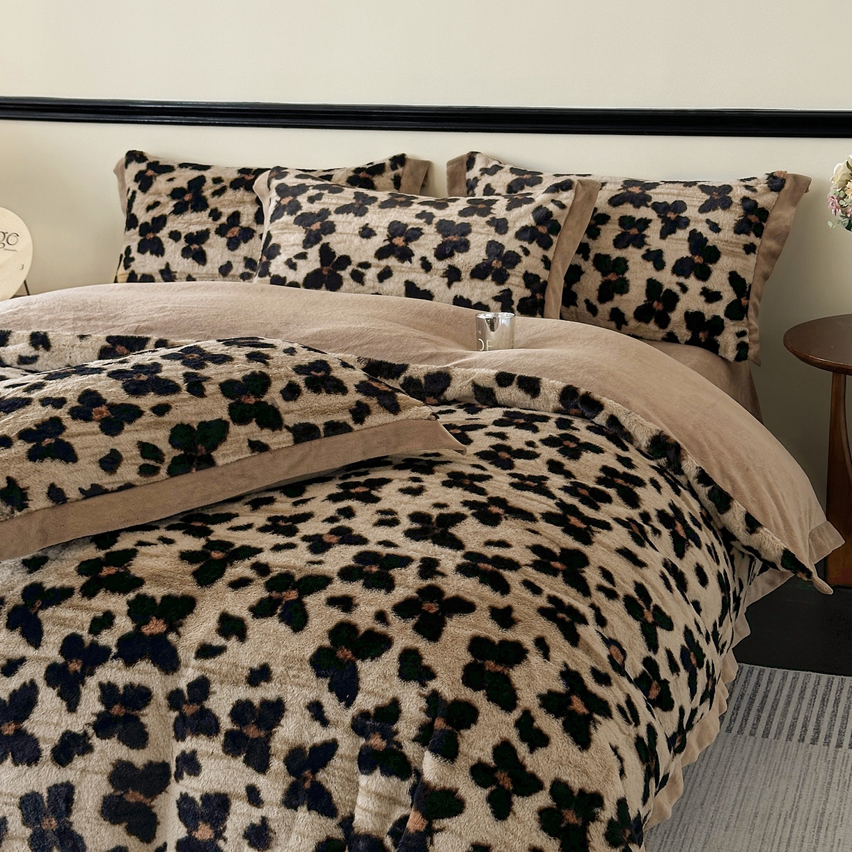 91家纺网 家纺一手货源 找家纺 金艾草 2025新款轻奢獭兔毛美拉德风印花拼角床单款四件套 蝴蝶