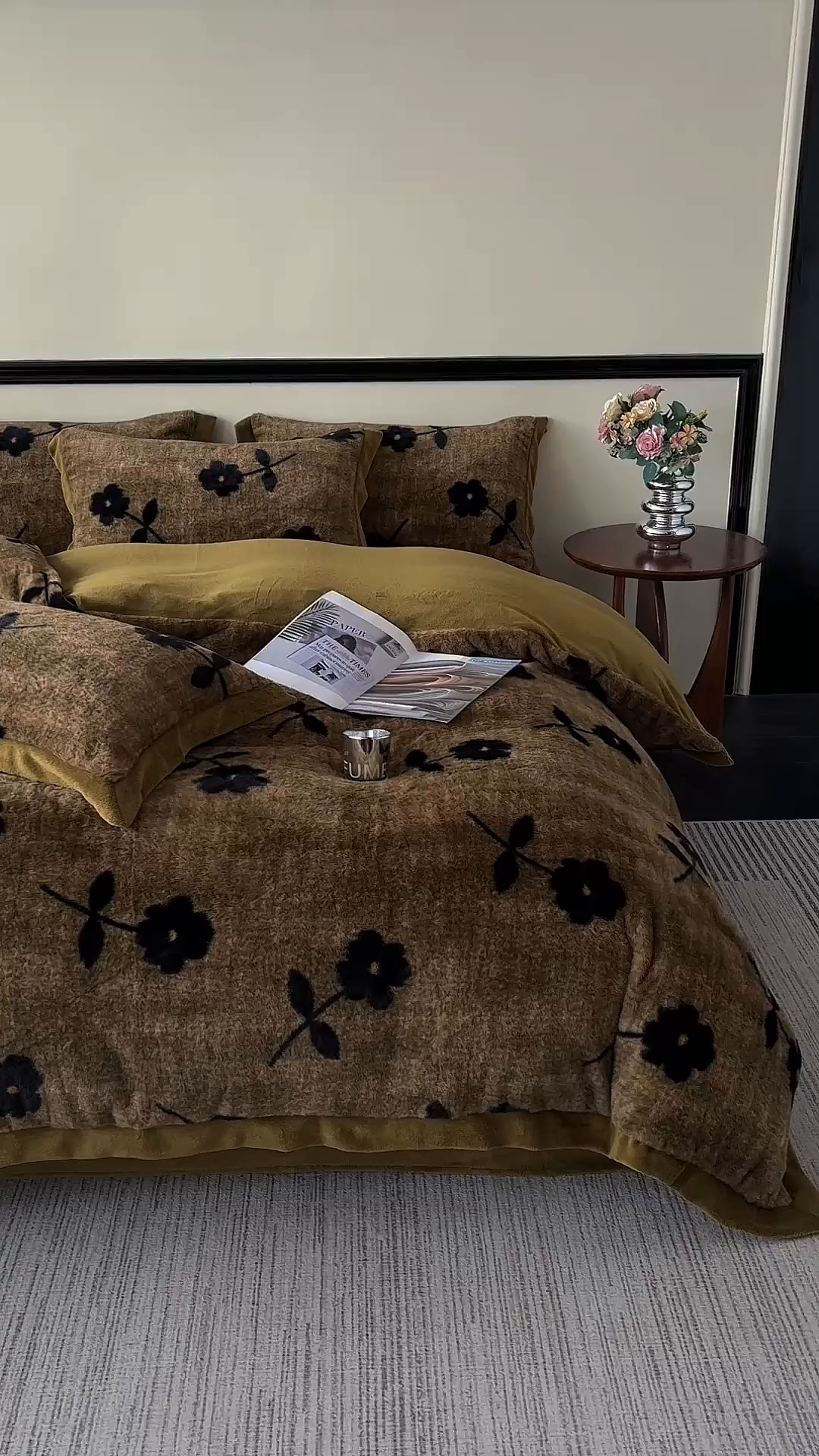 91家纺网 家纺一手货源 找家纺 金艾草 2025新款轻奢獭兔毛美拉德风印花拼角床单款四件套 繁花咖