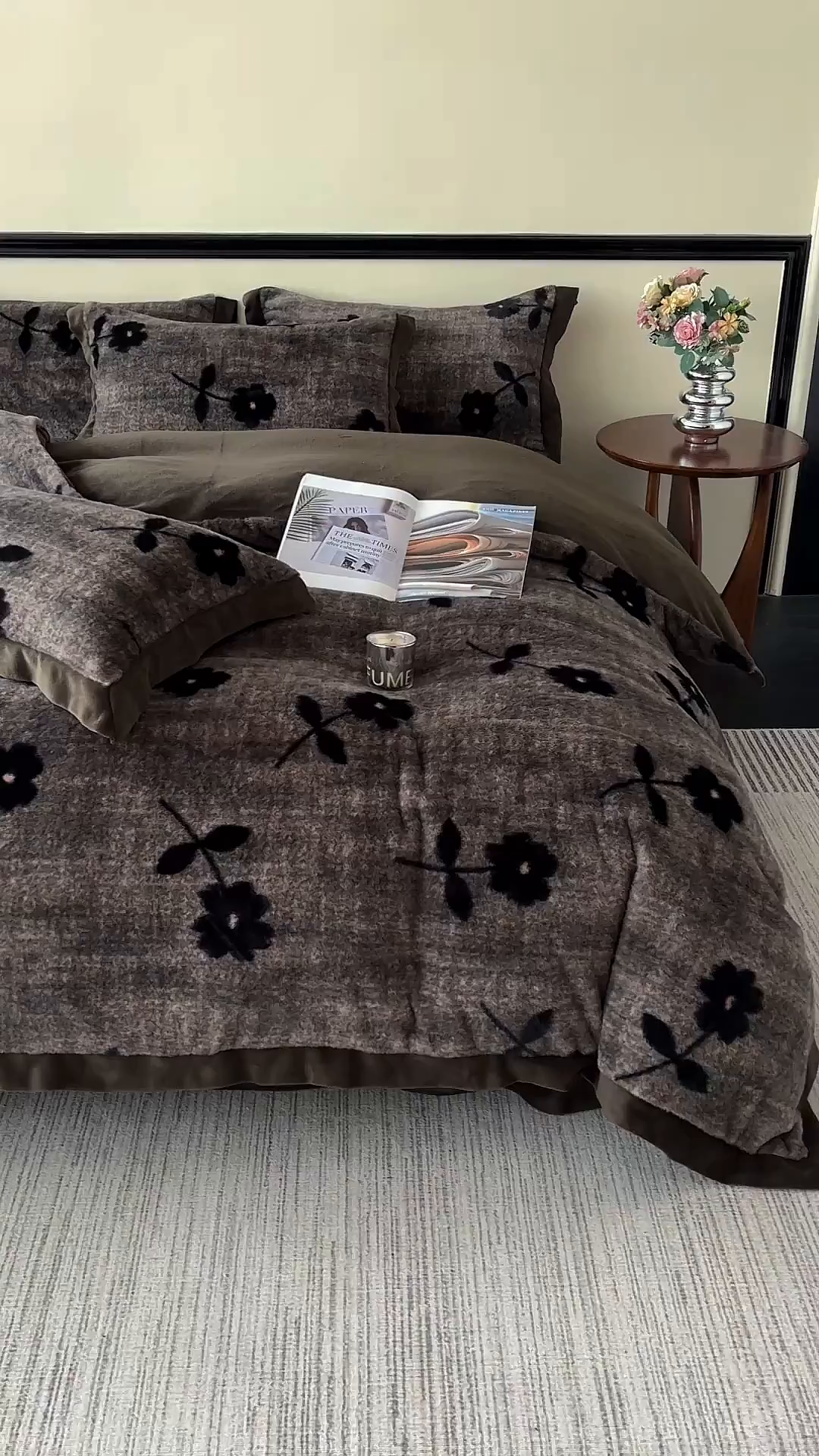 91家纺网 家纺一手货源 找家纺 金艾草 2025新款轻奢獭兔毛美拉德风印花拼角床单款四件套 繁花灰