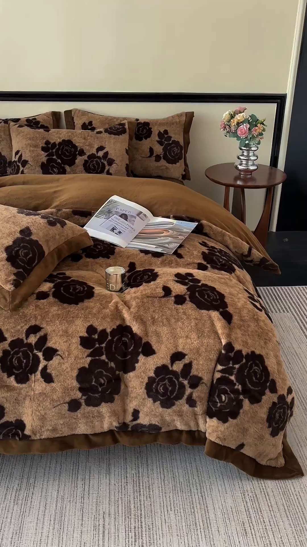 91家纺网 家纺一手货源 找家纺 金艾草 2025新款轻奢獭兔毛美拉德风印花拼角床单款四件套 盛放咖