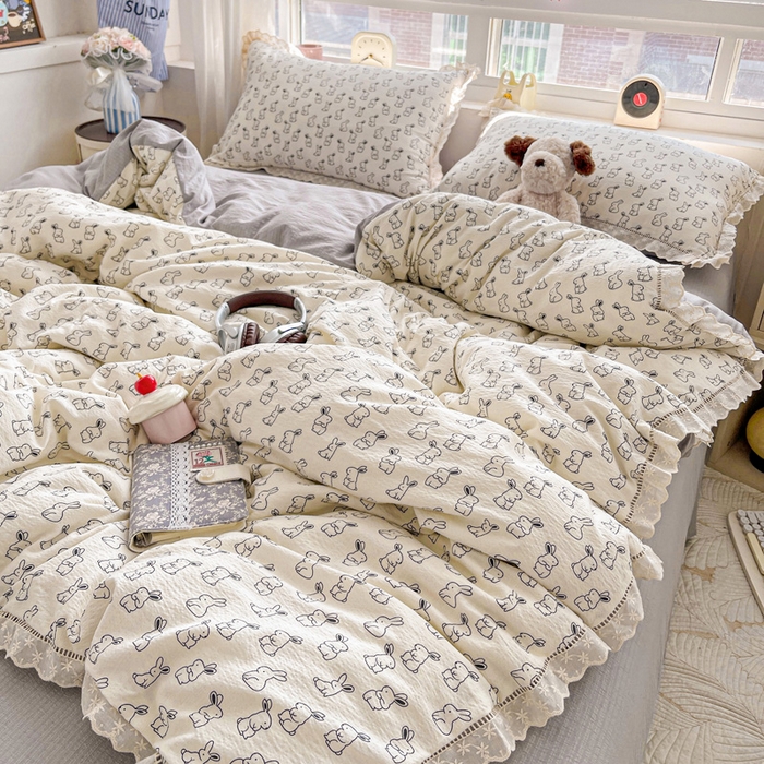 91家纺网 家纺一手货源 找家纺 梦纤绒 2025新款云感木棉皱皱双层纱全棉花边四件套 小黑兔