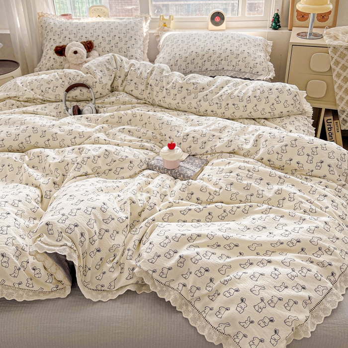 91家纺网 家纺一手货源 找家纺 梦纤绒 2025新款云感木棉皱皱双层纱全棉花边四件套 小黑兔