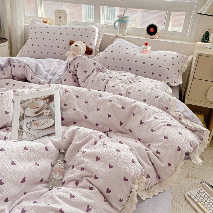 91家纺网 家纺一手货源 找家纺 梦纤绒 2025新款云感木棉皱皱双层纱全棉花边四件套 紫爱心