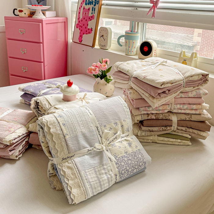 91家纺网 家纺一手货源 找家纺 梦纤绒 2025新款云感木棉皱皱双层纱全棉花边四件套 组合图（仅展示）