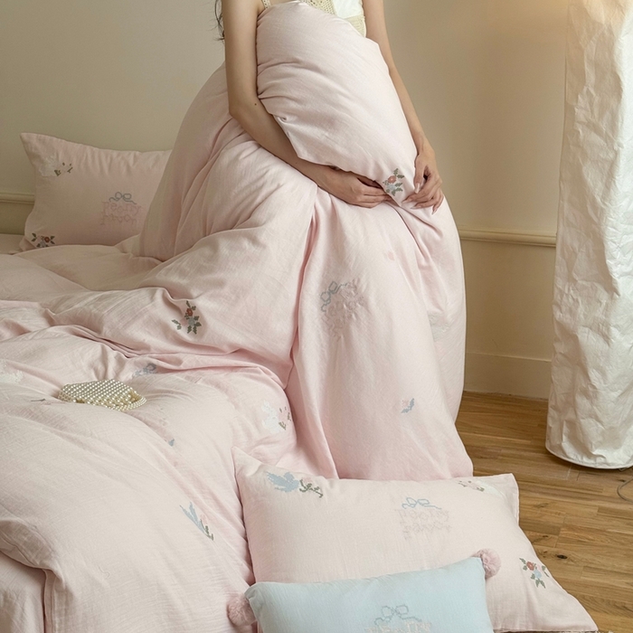 91家纺网 家纺一手货源 找家纺 鹿班家居 2025年秋冬款全棉纯棉皱皱纱精密刺绣四件套-晴野小记系列（标准会员-20元） 晴野小记-粉色