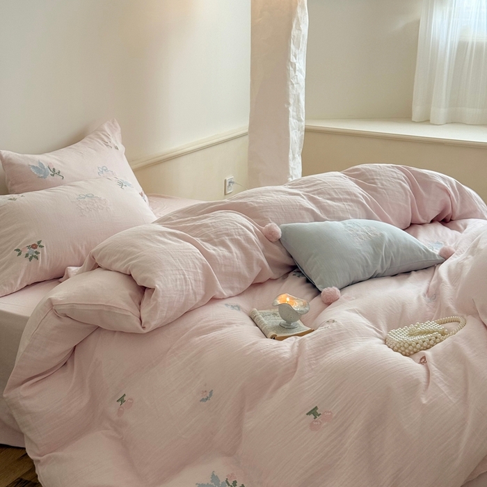 91家纺网 家纺一手货源 找家纺 鹿班家居 2025年秋冬款全棉纯棉皱皱纱精密刺绣四件套-晴野小记系列（标准会员-20元） 晴野小记-粉色