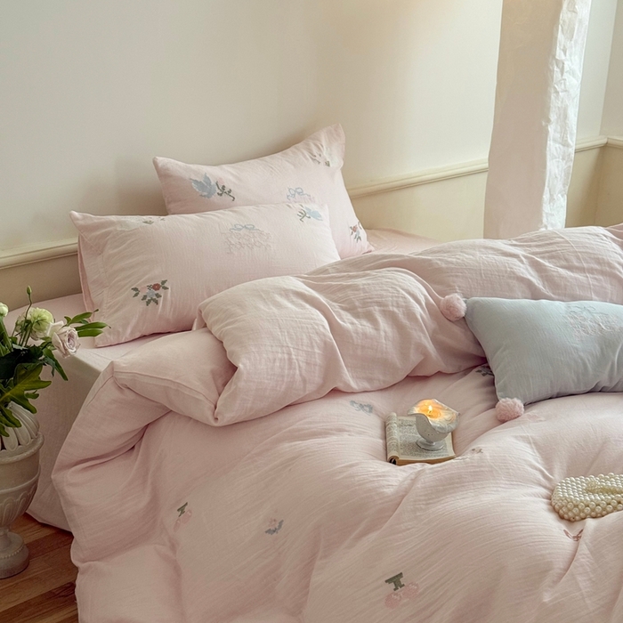 91家纺网 家纺一手货源 找家纺 鹿班家居 2025年秋冬款全棉纯棉皱皱纱精密刺绣四件套-晴野小记系列（标准会员-20元） 晴野小记-粉色