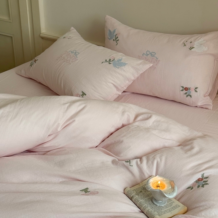 91家纺网 家纺一手货源 找家纺 鹿班家居 2025年秋冬款全棉纯棉皱皱纱精密刺绣四件套-晴野小记系列（标准会员-20元） 晴野小记-粉色