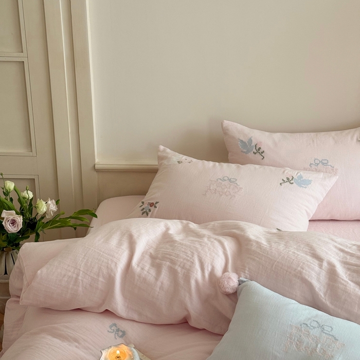 91家纺网 家纺一手货源 找家纺 鹿班家居 2025年秋冬款全棉纯棉皱皱纱精密刺绣四件套-晴野小记系列（标准会员-20元） 晴野小记-粉色