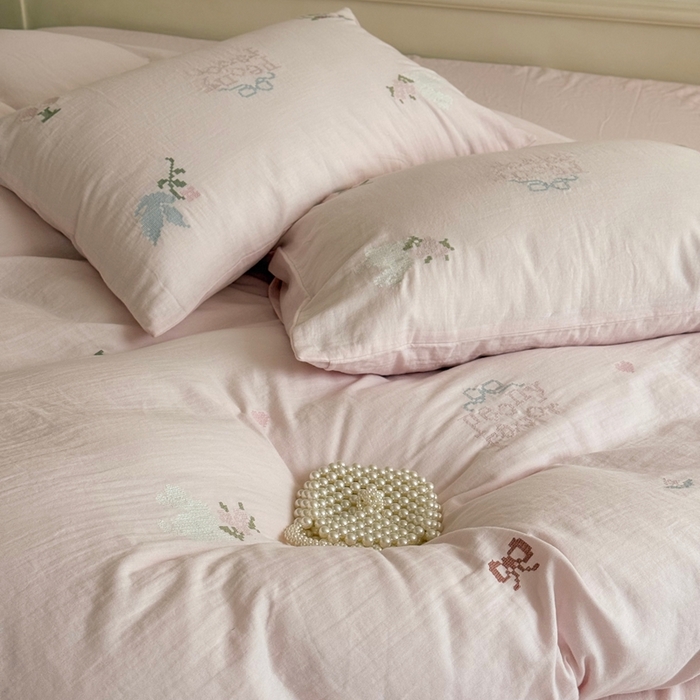 91家纺网 家纺一手货源 找家纺 鹿班家居 2025年秋冬款全棉纯棉皱皱纱精密刺绣四件套-晴野小记系列（标准会员-20元） 晴野小记-粉色