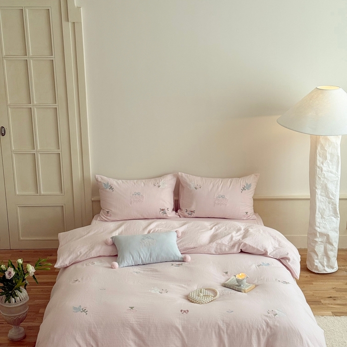 91家纺网 家纺一手货源 找家纺 鹿班家居 2025年秋冬款全棉纯棉皱皱纱精密刺绣四件套-晴野小记系列（标准会员-20元） 晴野小记-粉色