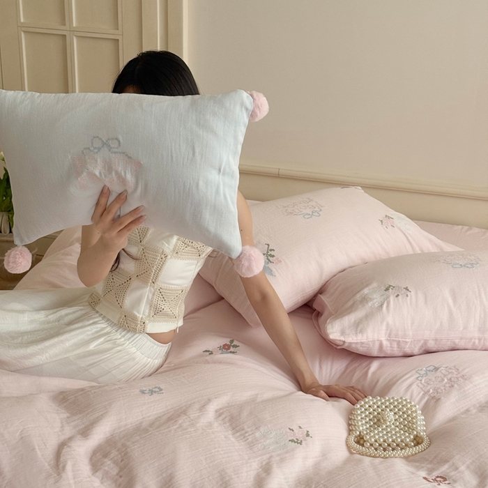 91家纺网 家纺一手货源 找家纺 鹿班家居 2025年秋冬款全棉纯棉皱皱纱精密刺绣四件套-晴野小记系列（标准会员-20元） 晴野小记-粉色