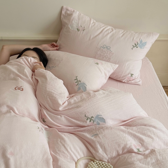 91家纺网 家纺一手货源 找家纺 鹿班家居 2025年秋冬款全棉纯棉皱皱纱精密刺绣四件套-晴野小记系列（标准会员-20元） 晴野小记-粉色